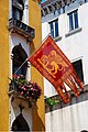 Un drapeau vénitien à une fenêtre.