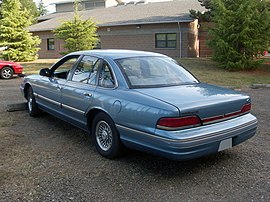 Η διαφορά στα πίσω φώτα ανάμεσα σε Crown Victoria του 1994 (αριστερά) και του 1996 (δεξιά).