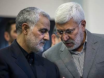 Qasem Soleimani (esquerra) amb Abu Mahdi al-Muhandis (dreta) en una cerimònia del 2017 que commemora el pare de Soleimani, a Teheran.