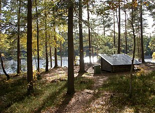 Väderskydd med grillplats.