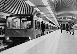 Alkuperäisasussaan oleva M100 Hakaniemen metroasemalla 1980-luvun alussa.