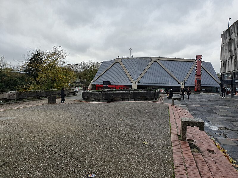 File:Public space outside the Hexagon, Reading, November 2022 (1).jpg