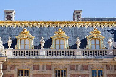 Urns that decorate the roof railing of the Marble Court of the Palace of Versailles, Versailles, France, by Louis Le Vau and Jules Hardouin-Mansart, c. 1660–1715[183]