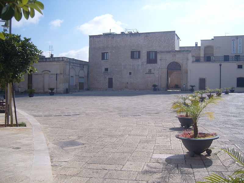 File:Martignano (LE) - piazza.JPG