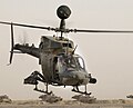 Ein OH-58 Kiowa mit Raketenwurfbehältern.