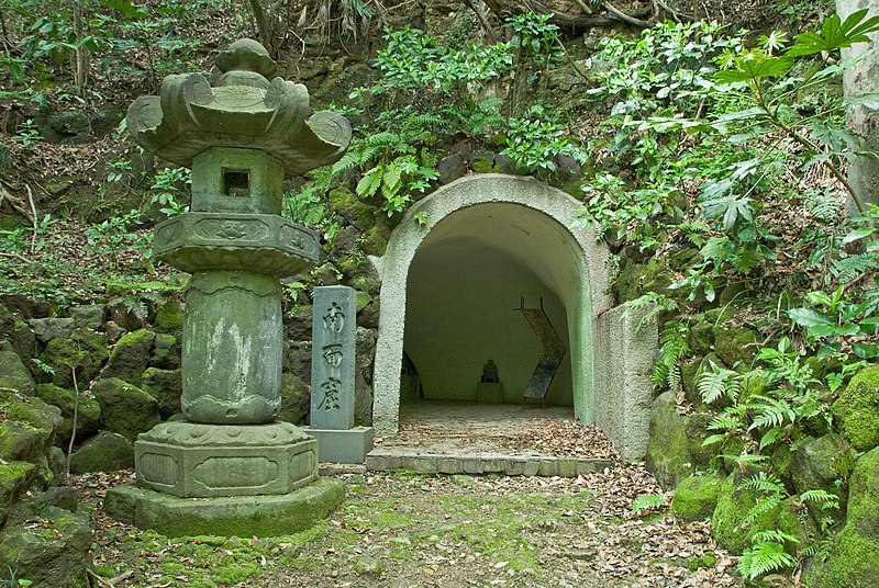 File:Ankokuron-ji Kamakura Cave.jpg