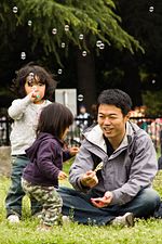 Par leur style parental, le père et la mère influencent le développement et les performances de leurs enfants.