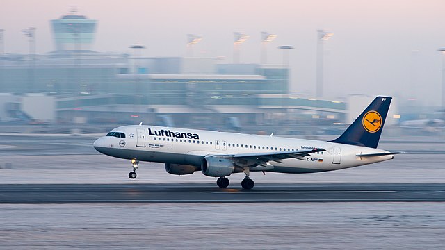 Lufthansa Airbus A320-211.