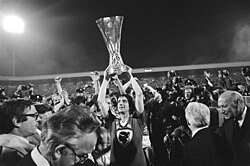 Willy van der Kuijlen mit dem Pokal