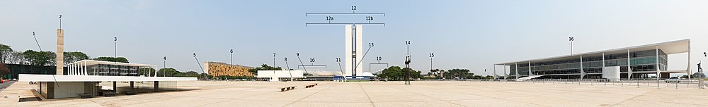 Panorama Trga tri vlasti (Praça dos Três Poderes) s navedenim građevinama: 1. Centar za posjetitelje, 2. Golubnjak Oscara Niemeyera, 3. Vrhovni sud, 4. Skulptura "Pravda" Alfreda Ceschiattija, 5. Ulaz u muzej Espaço Lúcio Costa, 6. Aneks IV. donjeg doma sabora, 7. Gradski muzej, 8. Spomenik Israel Pinheiro, 9. Ministarstvo vanjskih poslova, 10. Ministarstva, 11. UNESCO-ov spomenik, 12. Nacionalni kongres Brazila: 12a. Donji dom i 12b. Senat, 13. TV toranj, 14. Skulptura "Ratnici" Brune Giorgija, 15. Aneks II. Senata, 16. Sjedište vlade (Palácio do Planalto)