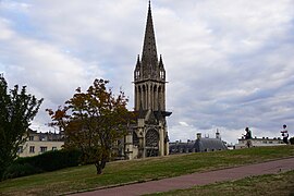 Église Saint Pierre seen from in front of the Château