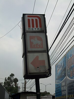 Picture of a sign indicating one of the entrances to Zaragoza station.