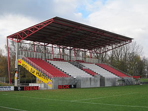 Die Haupttribüne des Stadions