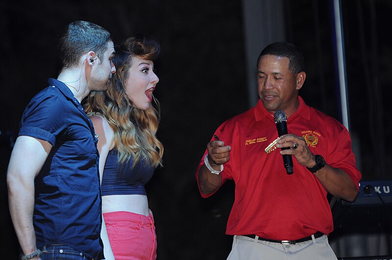 File:Karmin at Freedom Crossing - 2012 - 020.jpg