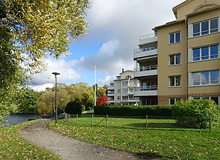 Strandpromenaden vid Essingevikens bostadsområde.