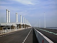 Oosterscheldekering met N57 en parallelweg.