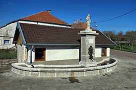 La fontaine « ronde » restaurée et remise en eau.