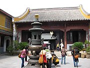 Xifang Jingyuan is next to Guanyin Leaps on Mount Putuo. The temple houses a memorial hall commemorating Egaku.