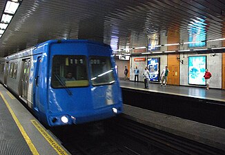 Een metrotrein rijdt station Uruguaiana binnen