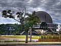 Imagen del planetario y el lago artificial en un día nublado.