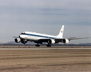 Douglas DC-8-72 der NASA kurz vor dem Aufsetzen