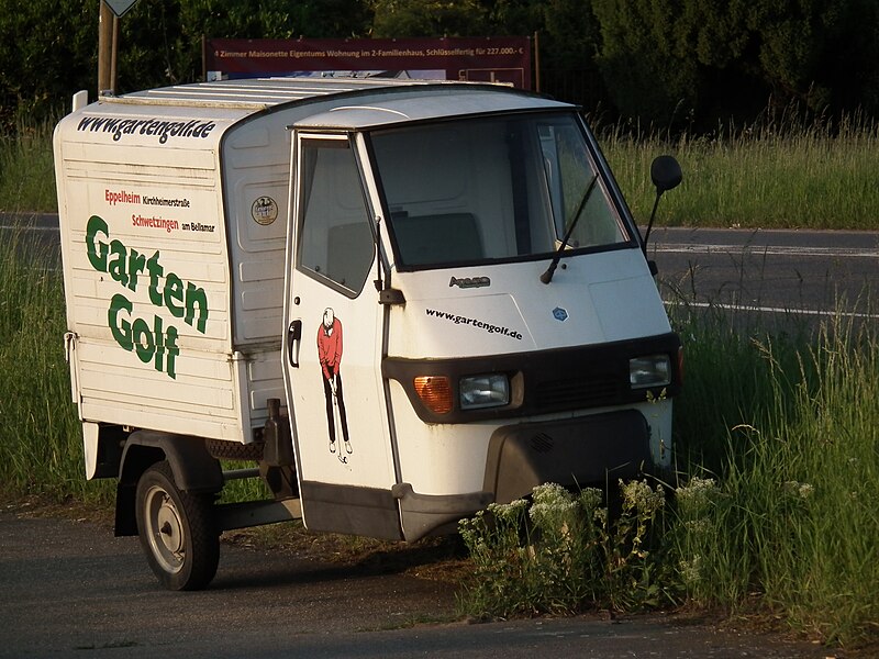 File:Piaggio Ape 50 als Werbeträger.JPG