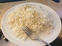 Plat de riz pour deux personnes.