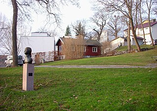 Värdshusparken med kvarvarande värdshusflygeln.