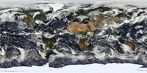 NASA джаратхан эмда ишлетдирген MODIS (Moderate Resolution Imaging Spectroradiometer) радиометрни сынамыны эсебинде къуралгъан джер джюзюню, океанны эмда атмосфераны кёрюнюмю Суратны автору: Marit Jentoft-Nilsen (NASA)