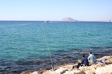 Pescadores en la bocana del puerto