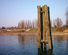 Stark abgenutzter hölzerner Dalben im Oberhafenkanal, Hamburg