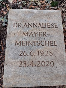 Aus hellem Sandstein gefertigter Grabstein mit der Beschriftung Dr. Annaliese Mayer-Meintschel 26. Juni 1928 bis 23. April 2020, umrandet von Efeu