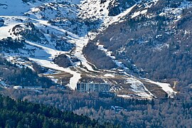 Vue partielle du bas des pistes en hiver, depuis le bois de Montminier.