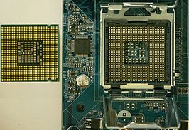 Pentium D 925, achterkant (links) en LGA775 socket (rechts)