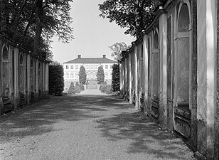 Huvudbyggnaden från trädgårdssidan, 1960.