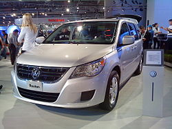 Volkswagen Routan Exclusive (2009).