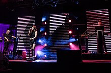 Tónleikar Chvrches frá 2016. Frá vinstri til hægri: Iain Cook, Lauren Mayberry og Martin Doherty