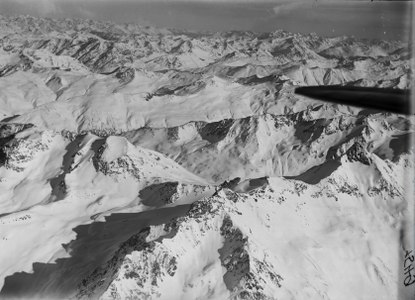 Der Piz Languard (unter dem Flügel) auf einem Luftbild von 1919.