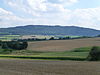 Die Koppensteiner Höhe, Blick von Nordwesten. Mitte links der Bergfried der Burg Koppenstein