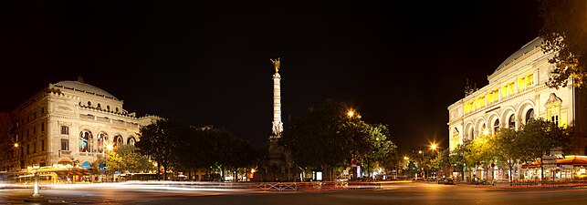 Place du Châtelet mit (von links nach rechts) dem Théâtre du Châtelet, der Fontaine du Palmier und dem Théâtre de la Ville