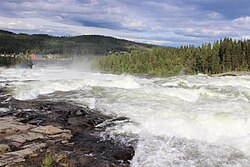 Storforsen juhannuksena 2014. Taustalla hotelli Storforsen.