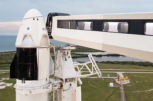 Passerelle permettant à l'équipage d'accéder au Crew Dragon.