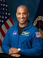 Glover trajando uniforme de astronauta da NASA.