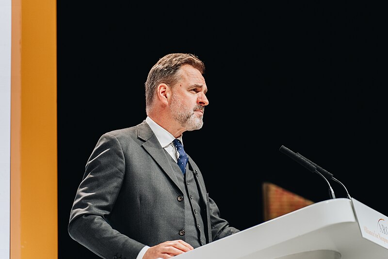 File:Niall Ferguson addresses delegates at the ARC Forum, 30 October 2023.jpg