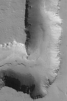 Estas pedras estão perto de Ascraeus Mons, um vulcão marciano. Vulcões em Marte provavelmente formam rochas duras compostas de basalto que é resistente à erosão no ambiente atual de Marte. Imagem fotografada pela Mars Global Surveyor.