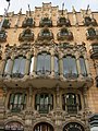 Les Cases Ramos (1906) se situen a la part baixa de la plaça.