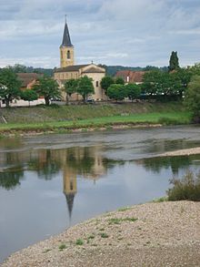 Ang Loire River ug Church sa Chambilly