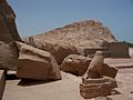 O coloso colapsado do Gran Templo supostamente caeu durante un terremoto pouco despois da súa construción. Ao mover o templo, decidiuse deixalo xa que falta a cara.