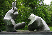 "Two Piece Reclining Figure No. 5", pronks, (1963–1964), Kenwood House'i krundil, London