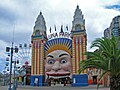 A entrada do parque temático australiano Luna Park, em Sydney.